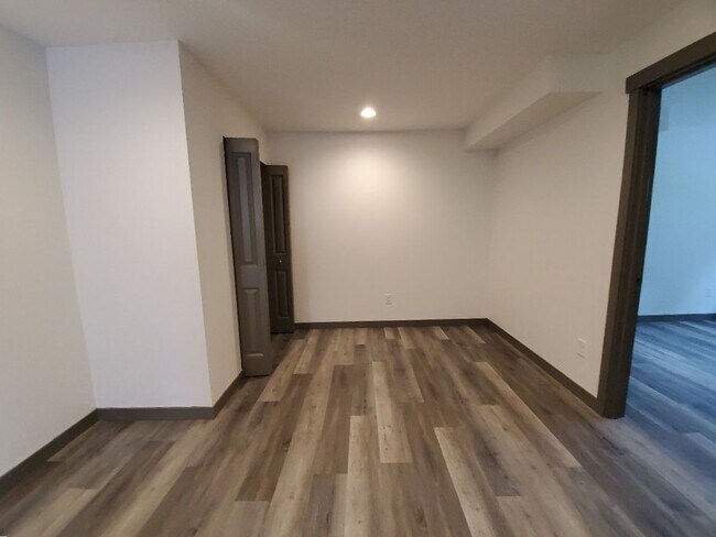 Building Photo - 1611 Lakeway Dr