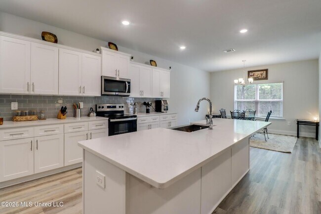 Building Photo - 4937 Fern Dr