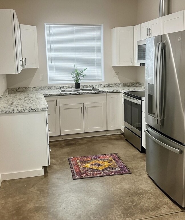 Building Photo - 3 Bedroom Unit in 4 Plex, close to Downtow...