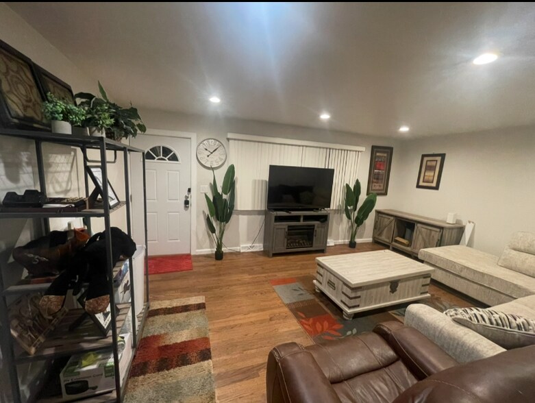 Building Photo - 2528 14th Ave Ct