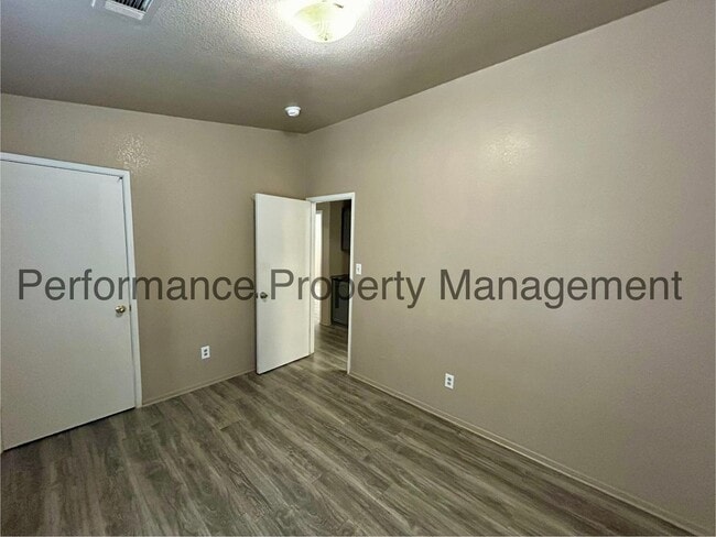 Building Photo - 3 Bed/2 Bath Home in Delano with Solar and...