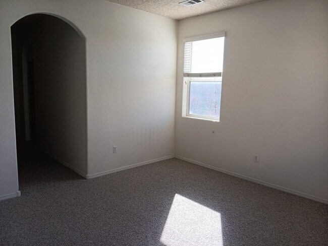 Building Photo - Beautiful 3 bedroom 3 bathroom home! Showi...