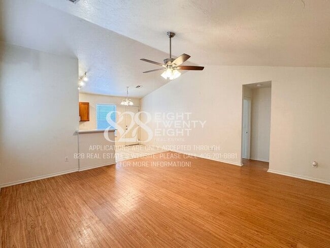 Building Photo - ADORABLE East Norman 3 Bed/2 Bath Duplex Available NOW in Eastridge!