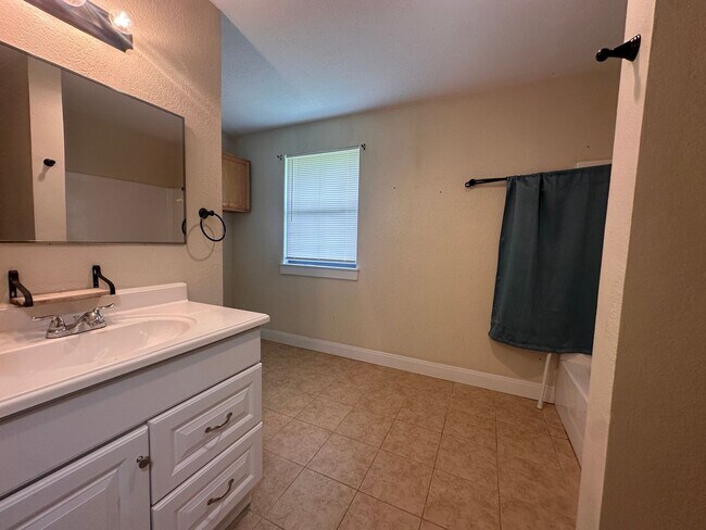 Building Photo - 2 bedroom 1 bath Duplex | Full Size Laundry Connections | Wood Floors
