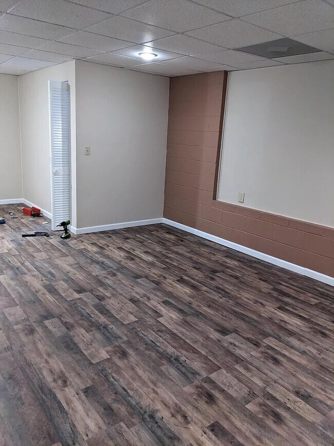 Building Photo - Room in House on Karl Ct