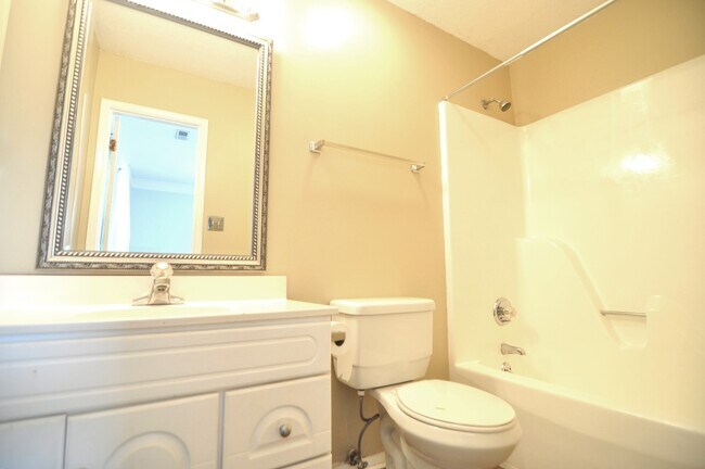 Building Photo - Desirable SE Huntsville