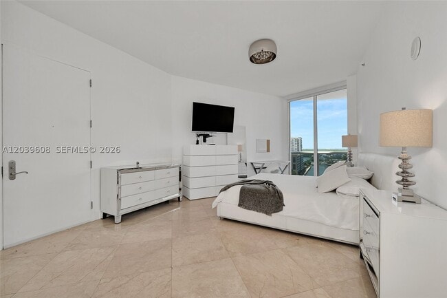 Building Photo - 16001 Collins Ave
