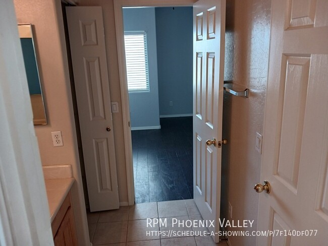 Building Photo - Charming Phoenix 3 Bed / 2.5 Bath Townhome...