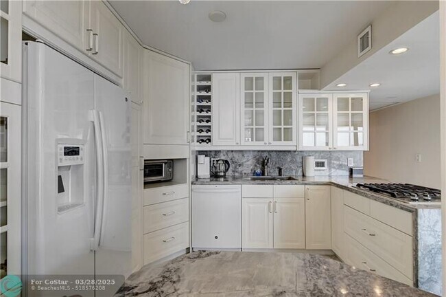 Building Photo - 2030 S Ocean Dr