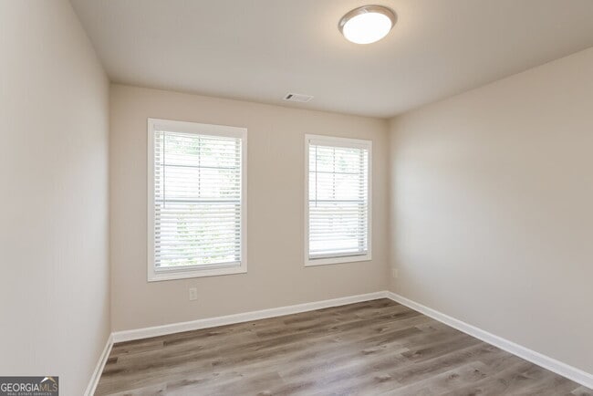 Building Photo - 900 Walnut Woods Dr