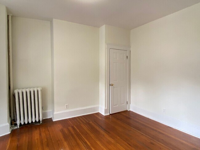 Building Photo - Nice, large 1 bed in a prime location in Allston.
