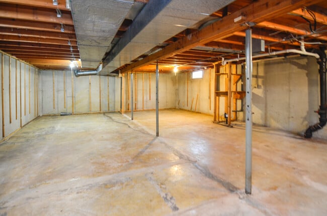 Building Photo - 825 Smits St