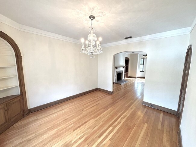 Building Photo - 3319 Pine St