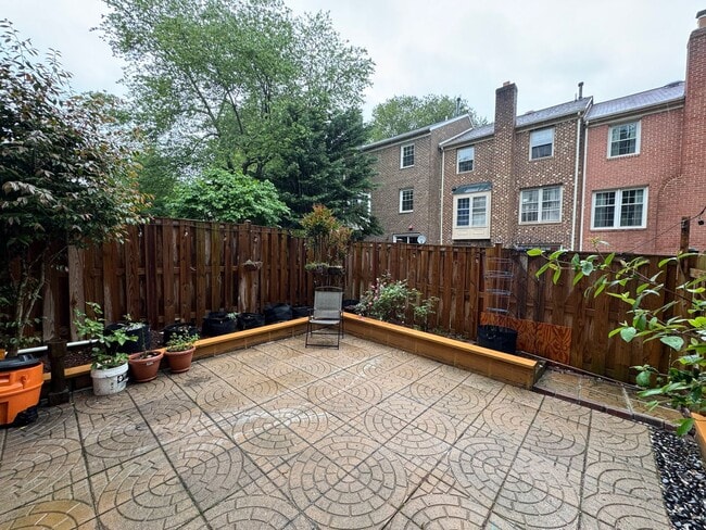 Building Photo - Well-Maintained 3 Bed 3.5 Bath Townhome Wi...