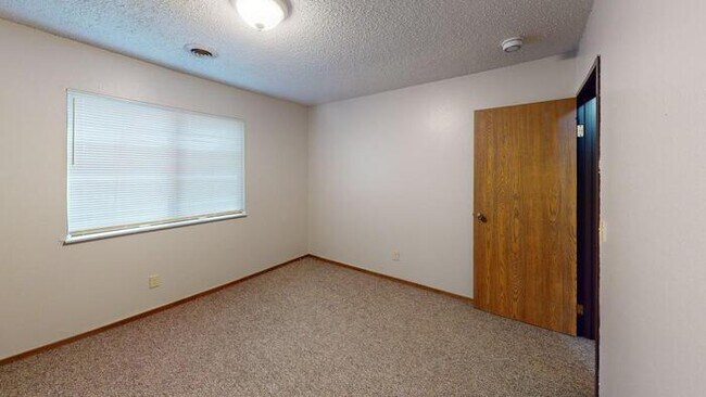 Building Photo - 1727 N Grandview Ln