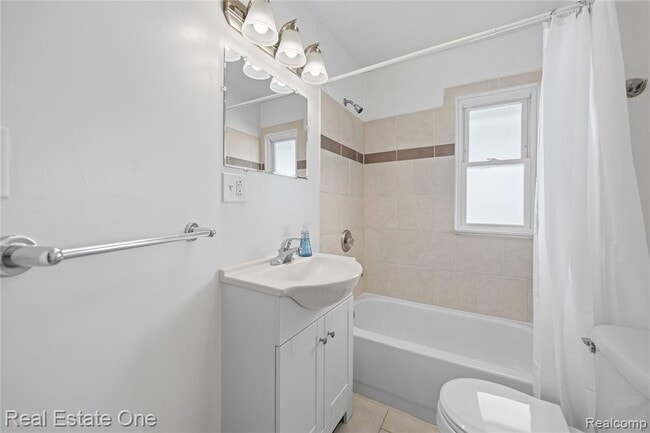 Building Photo - 842 E 10 Mile Rd