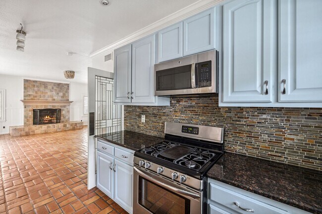 Building Photo - CHARMING 3-BEDROOM IN THE HEART OF ALAMO HEIGHTS