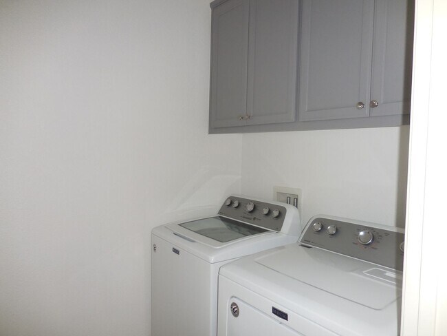 Building Photo - **SPECIAL! One Month Free!** - Spacious Madison Townhome Near Travis AFB with Solar & Garage