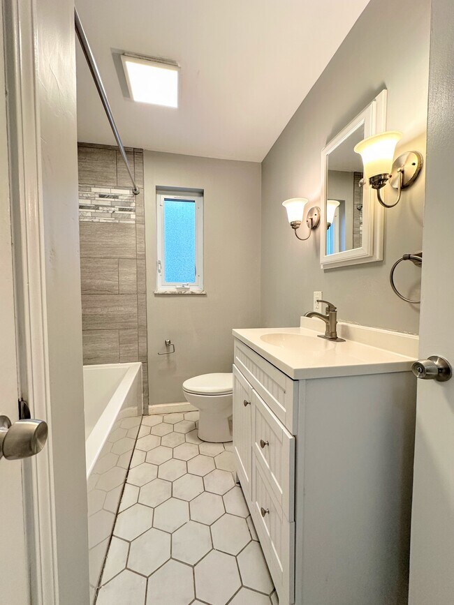 Building Photo - 2652 Santa Barbara Dr