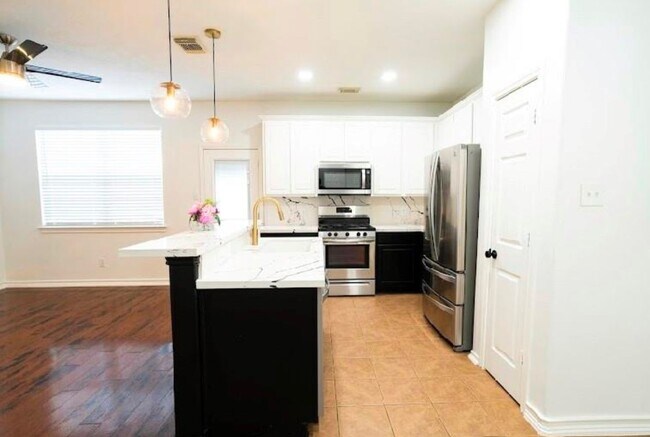 Building Photo - 14413 Rosehedge Ct