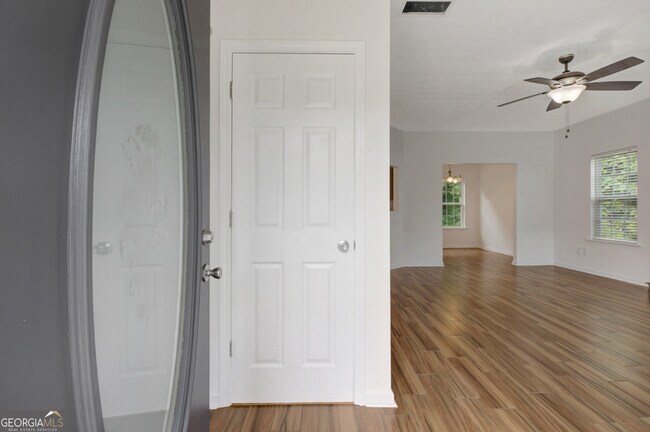 Building Photo - 77 Crescent St