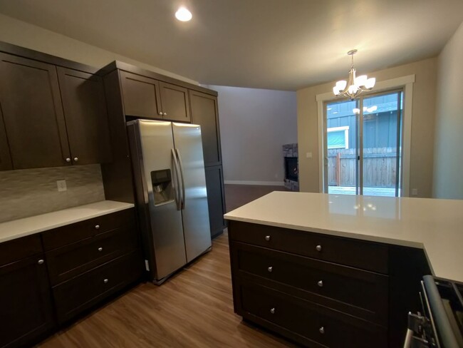 Building Photo - Spacious 3 bedroom 2.5 bath w/ an office a...