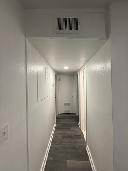 Building Photo - 564 Springwood Dr
