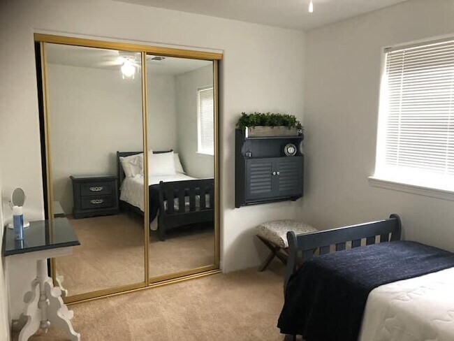 Building Photo - 525 Primrose Dr