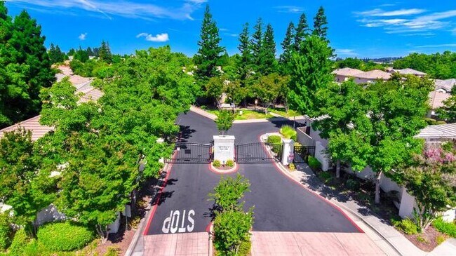 Building Photo - Beautiful 3 Bedroom 2 Bathroom in Gated Community of Folsom, CA!