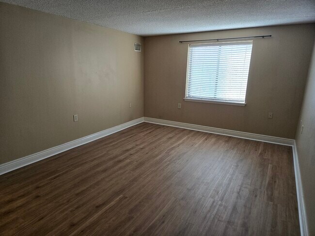 Building Photo - 20-30-30 Daniels St