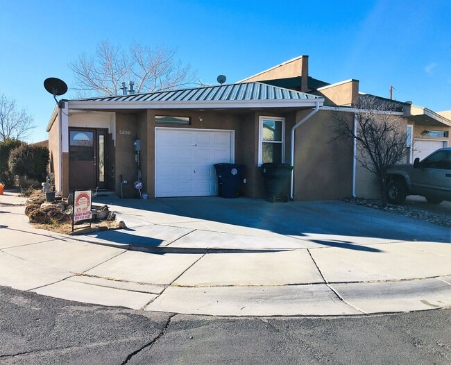 Primary Photo - Very nice 2 Br house with 1 car garage
