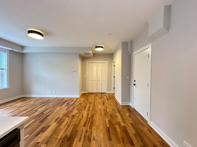 Building Photo - 661 W Wrightwood Ave