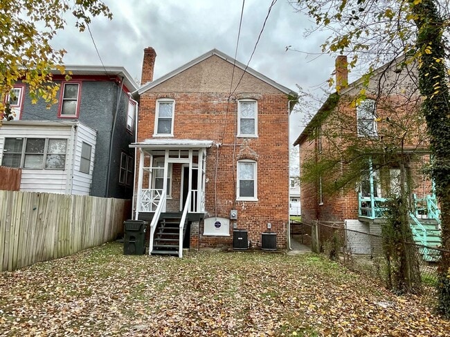 Building Photo - 4 Bedroom Home with Large Yard