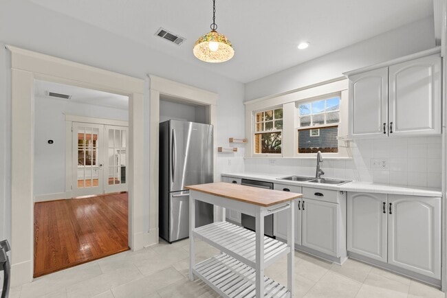 Building Photo - Montrose Gem: 2-Bed Bungalow