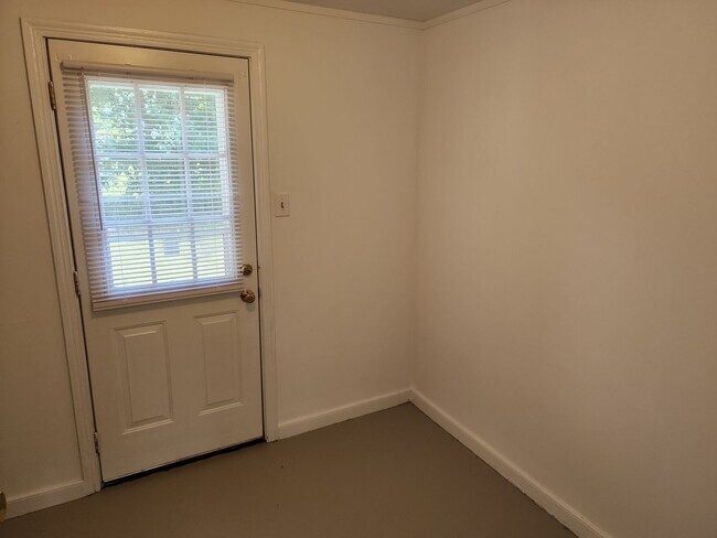 Building Photo - 3 Bedroom 1 Bath Rancher in Henrico!