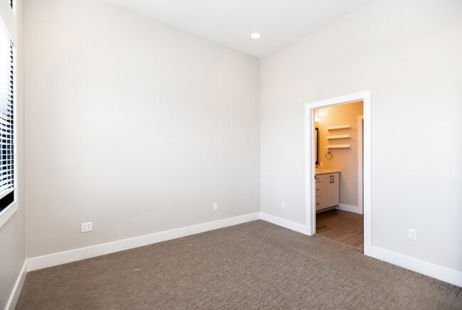 Building Photo - 6825 E Lowry Blvd