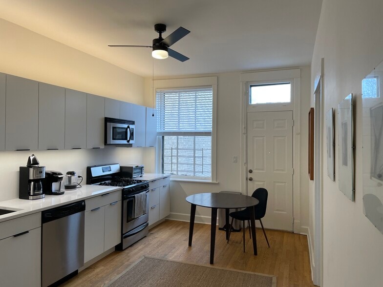 Eat-in kitchen - 3489 N Elston Ave