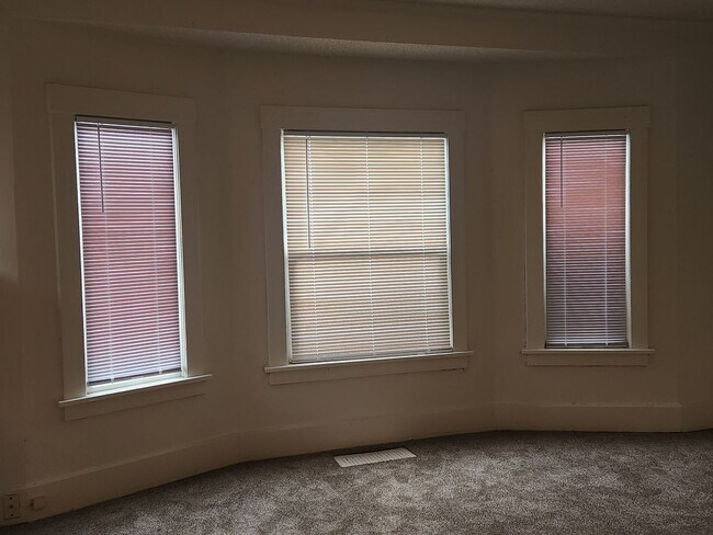 Building Photo - d1128