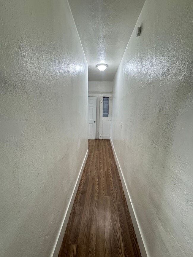 Building Photo - 458 W Vernon Ave