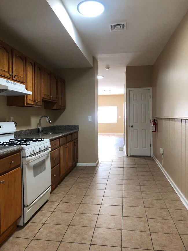 Building Photo - Great Home! 4 Bedrooms! Lots of Living Spa...