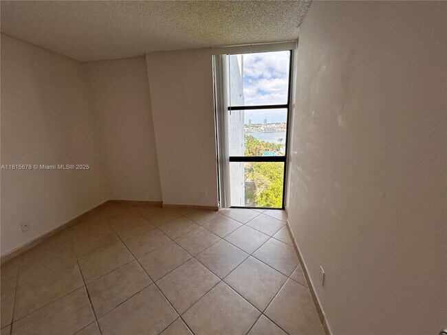 Building Photo - 17021 N Bay Rd