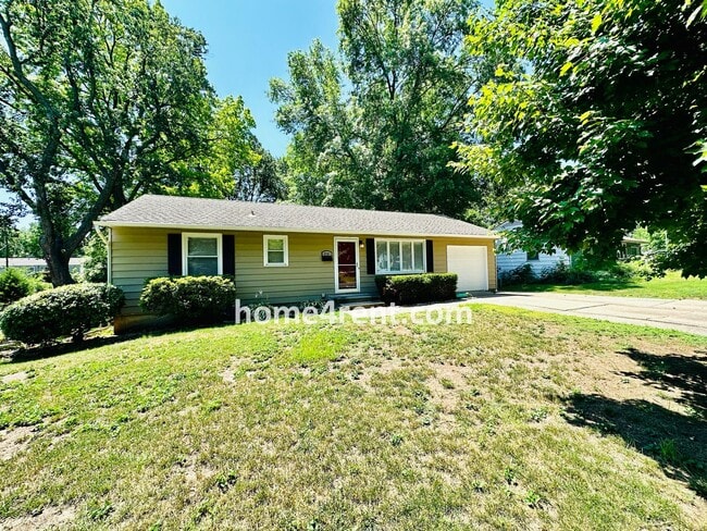 Primary Photo - Beautiful Hardwoods w Fenced-in Yard!