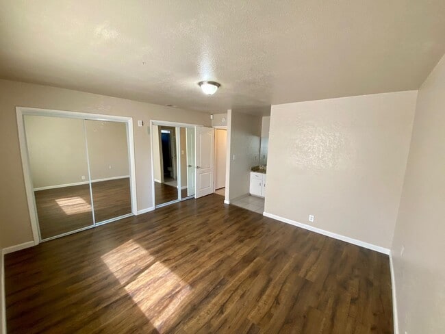 Building Photo - Single story home, large backyard, close t...