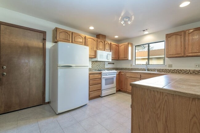 Building Photo - 3-bedroom, 2-bathroom home in great neighborhood!