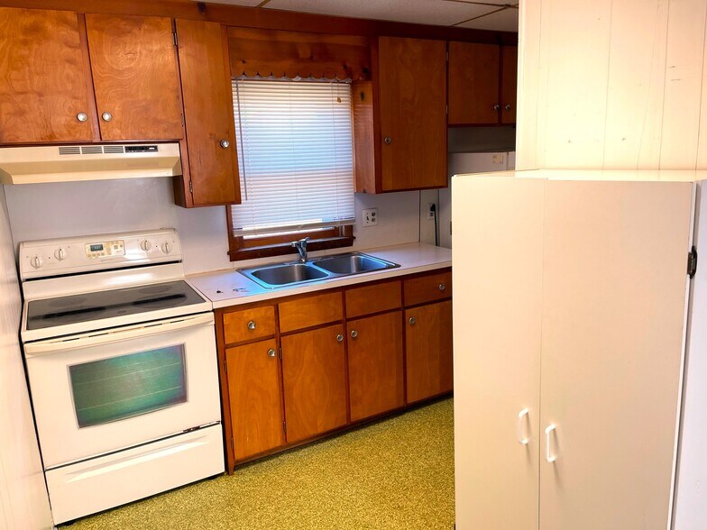 Kitchen - 1720 Freeland Rd