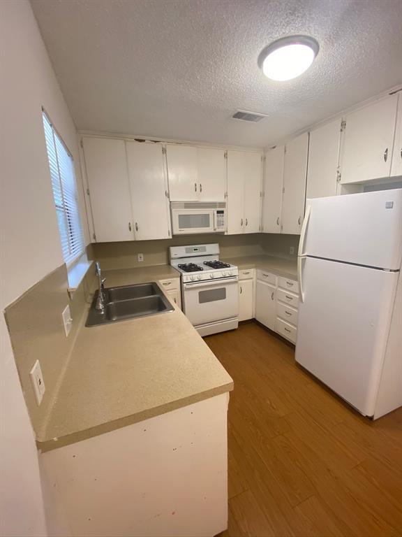 Building Photo - 3402 S Oak Dr