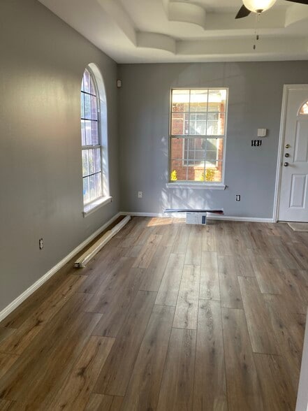 Building Photo - 910 English Ave