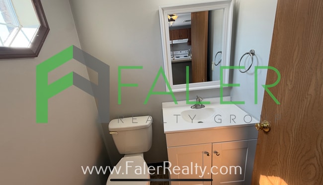Building Photo - 2 Bed, 1.5 Bath Townhome