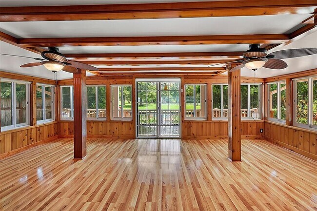 Building Photo - 507 Lakeshore Dr