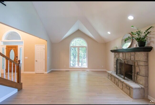 Front living room - 1524 Foxfire Dr